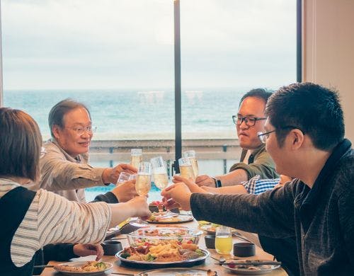 海の見えるダイニングで食事を楽しめます