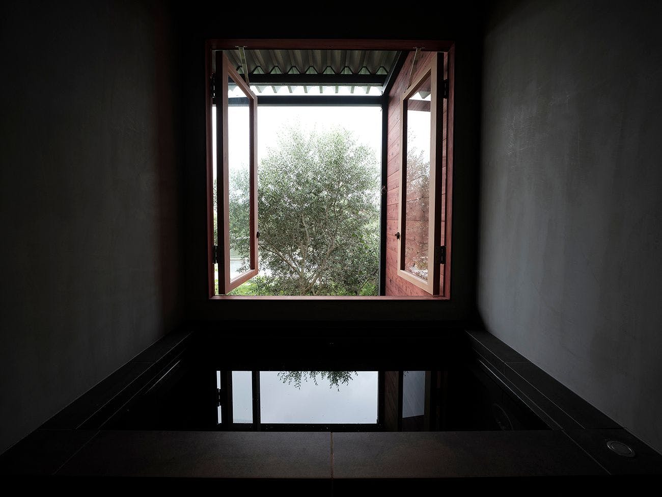 大きな窓のあるバスルームで露天風呂気分