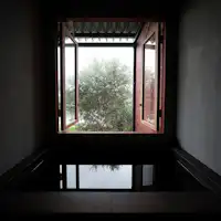 大きな窓のあるバスルームで露天風呂気分