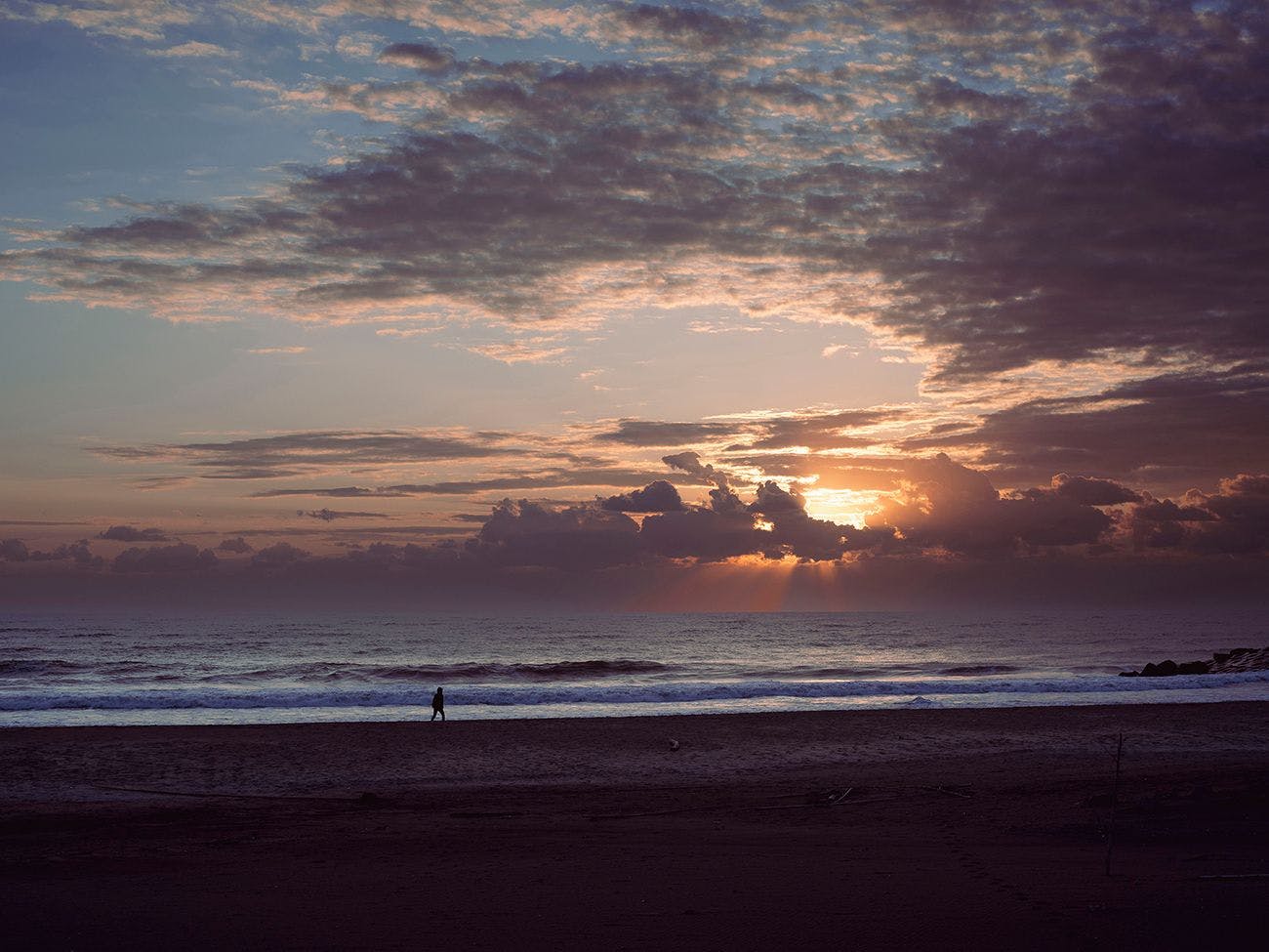一宮の海は水平線に太陽が昇る美しい海岸線
