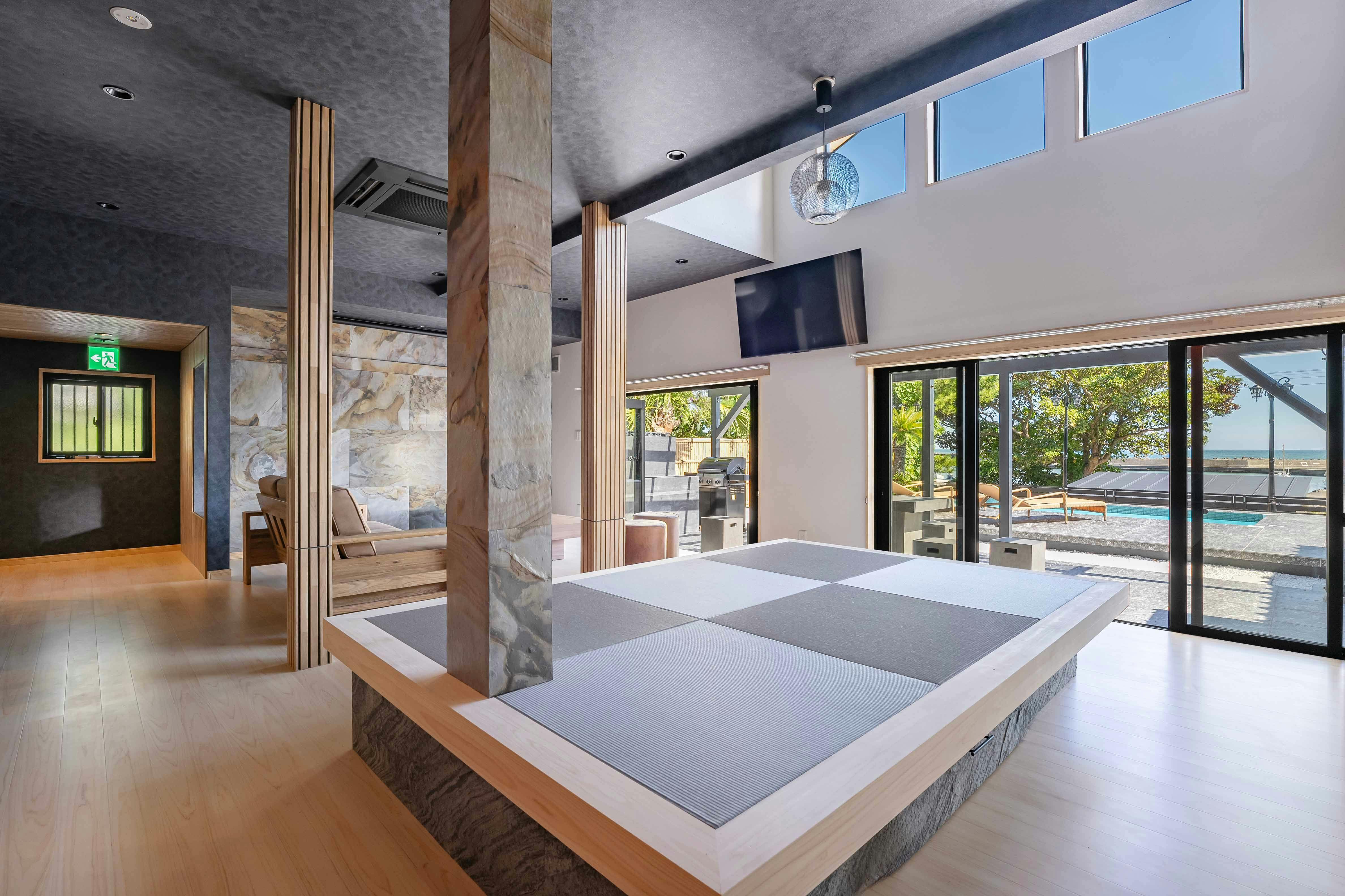 Ruang tamu yang terang dengan pencahayaan yang memadai.