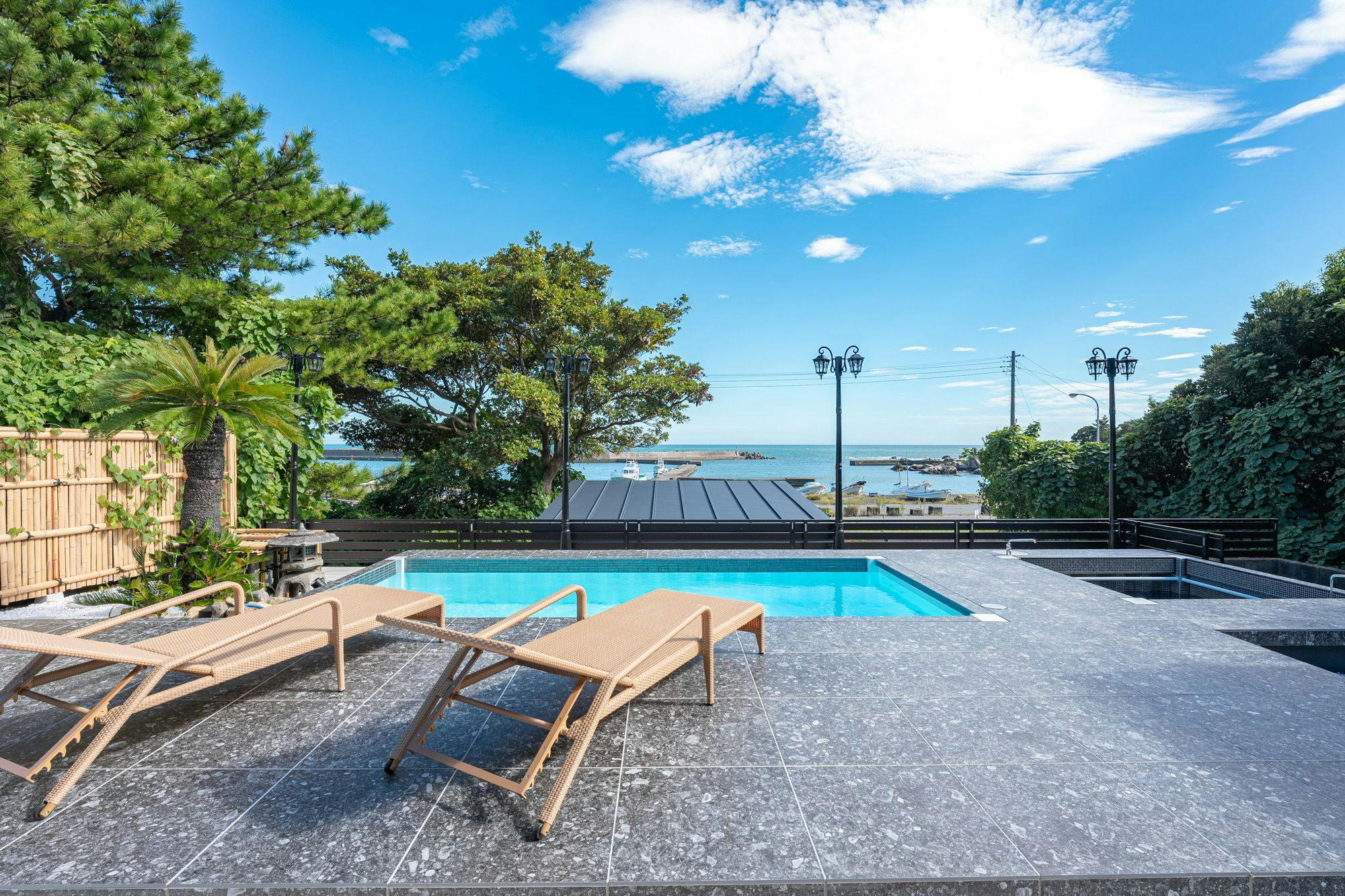 東京湾と一体となるインフィニティプール