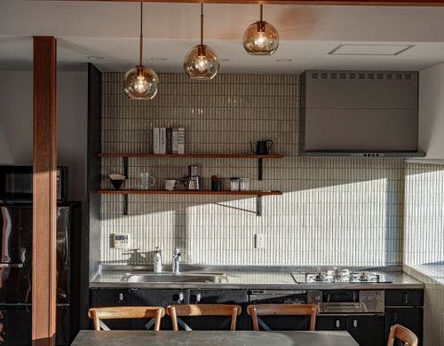 ・【キッチン】貸別荘で、料理を愉しむ