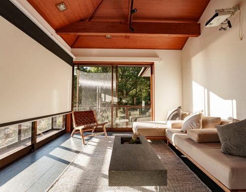 ・【リビング】100インチの大型スクリーン