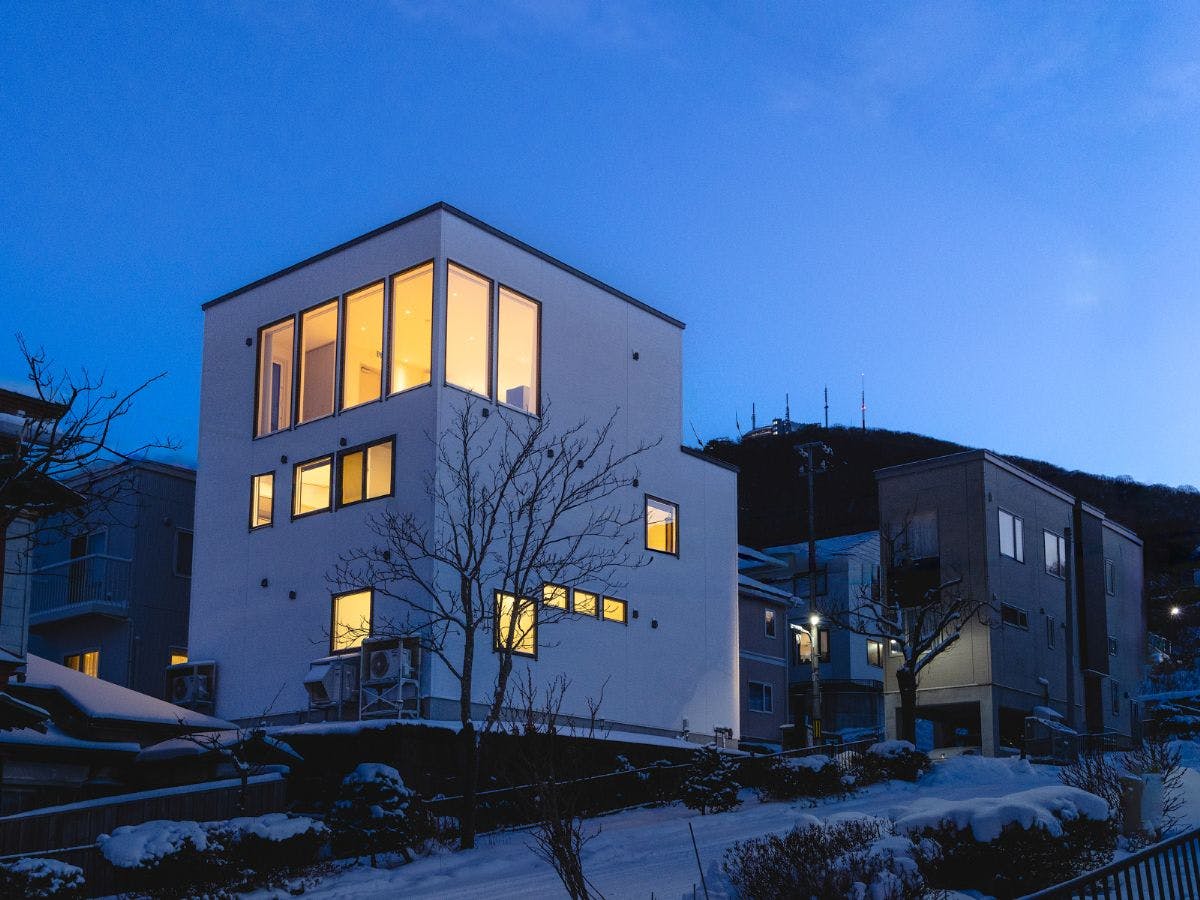 函館山の麓に位置する三階建てレジデンス