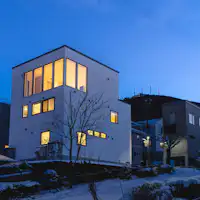 函館山の麓に位置する三階建てレジデンス