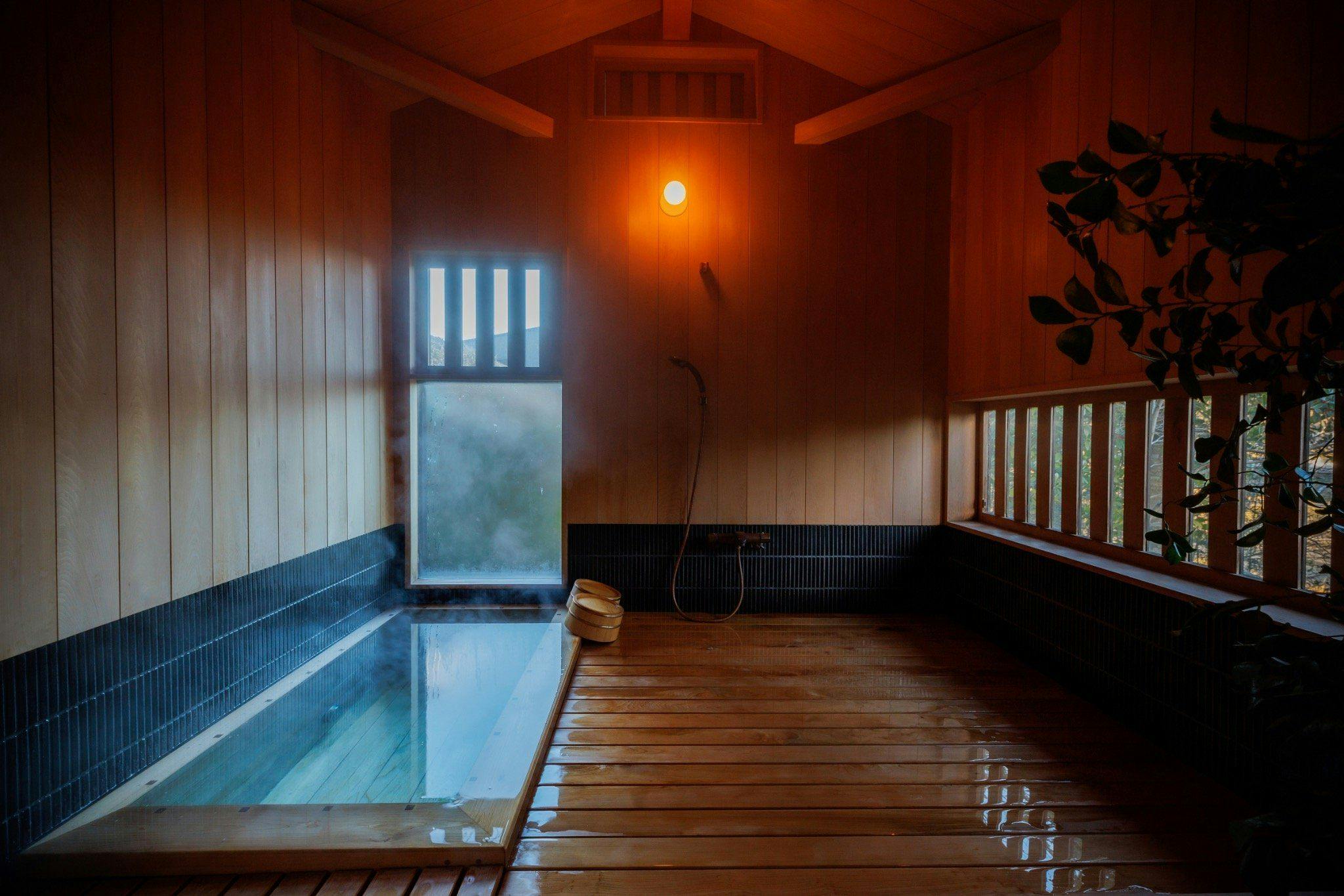 檜香る静寂の内風呂