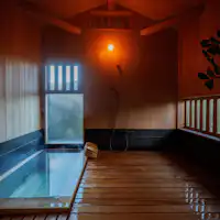 檜香る静寂の内風呂