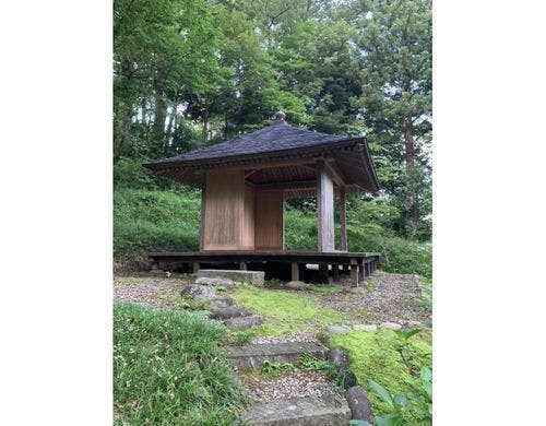 森に佇む静寂の茶室