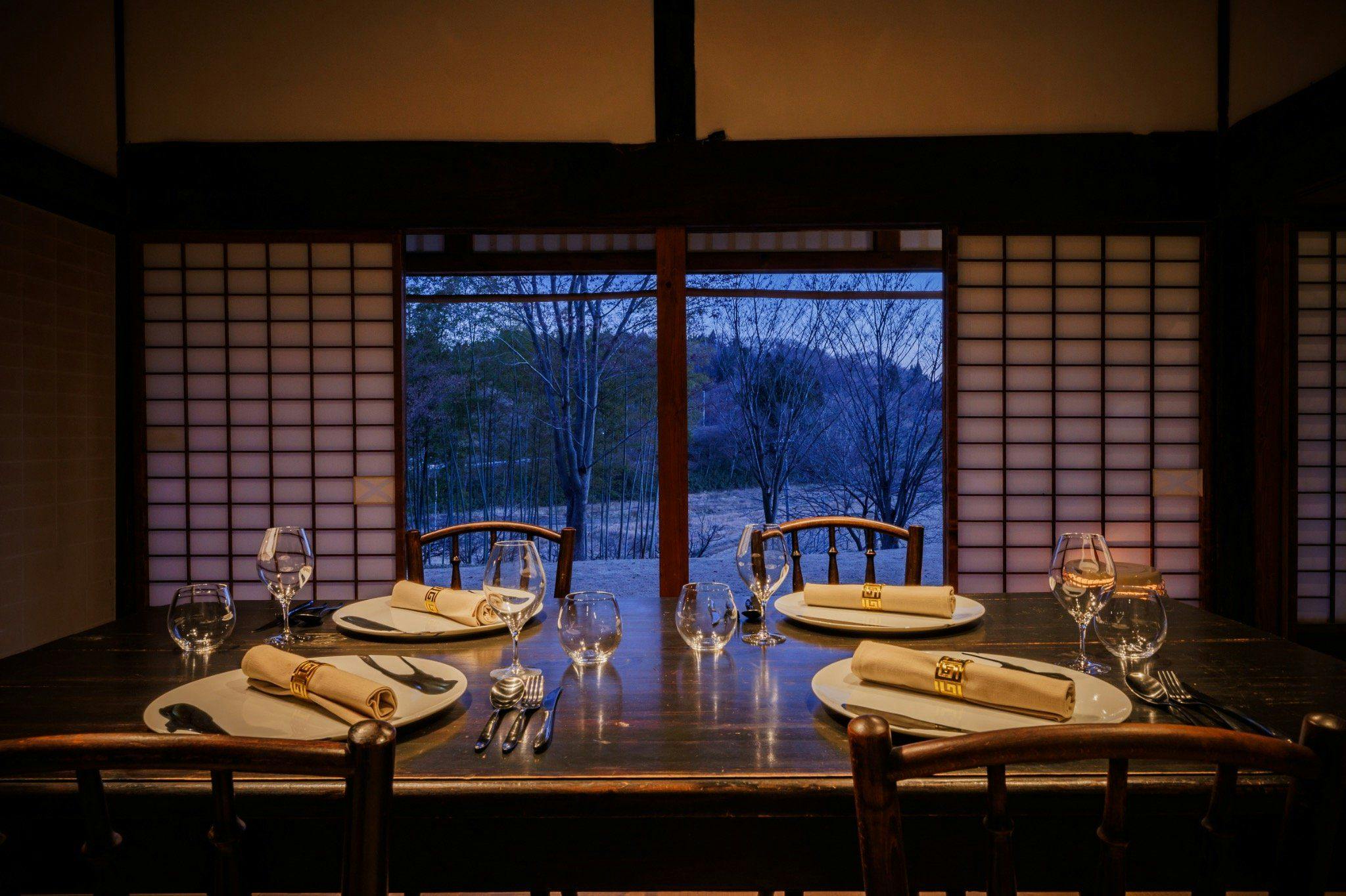 竹林を望む静寂の食卓