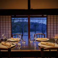 竹林を望む静寂の食卓