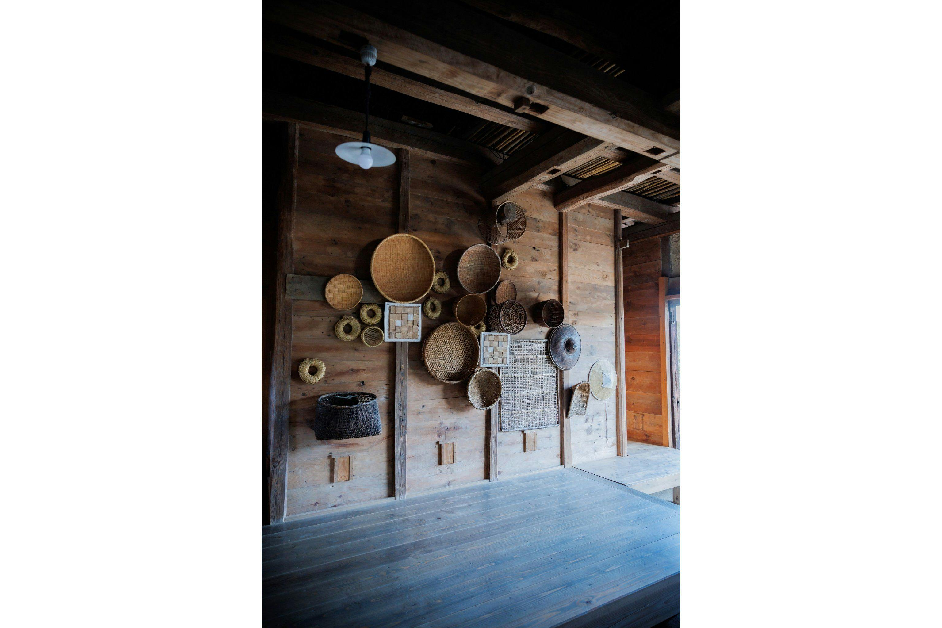 籠細工が彩る民藝の壁面