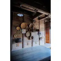 籠細工が彩る民藝の壁面