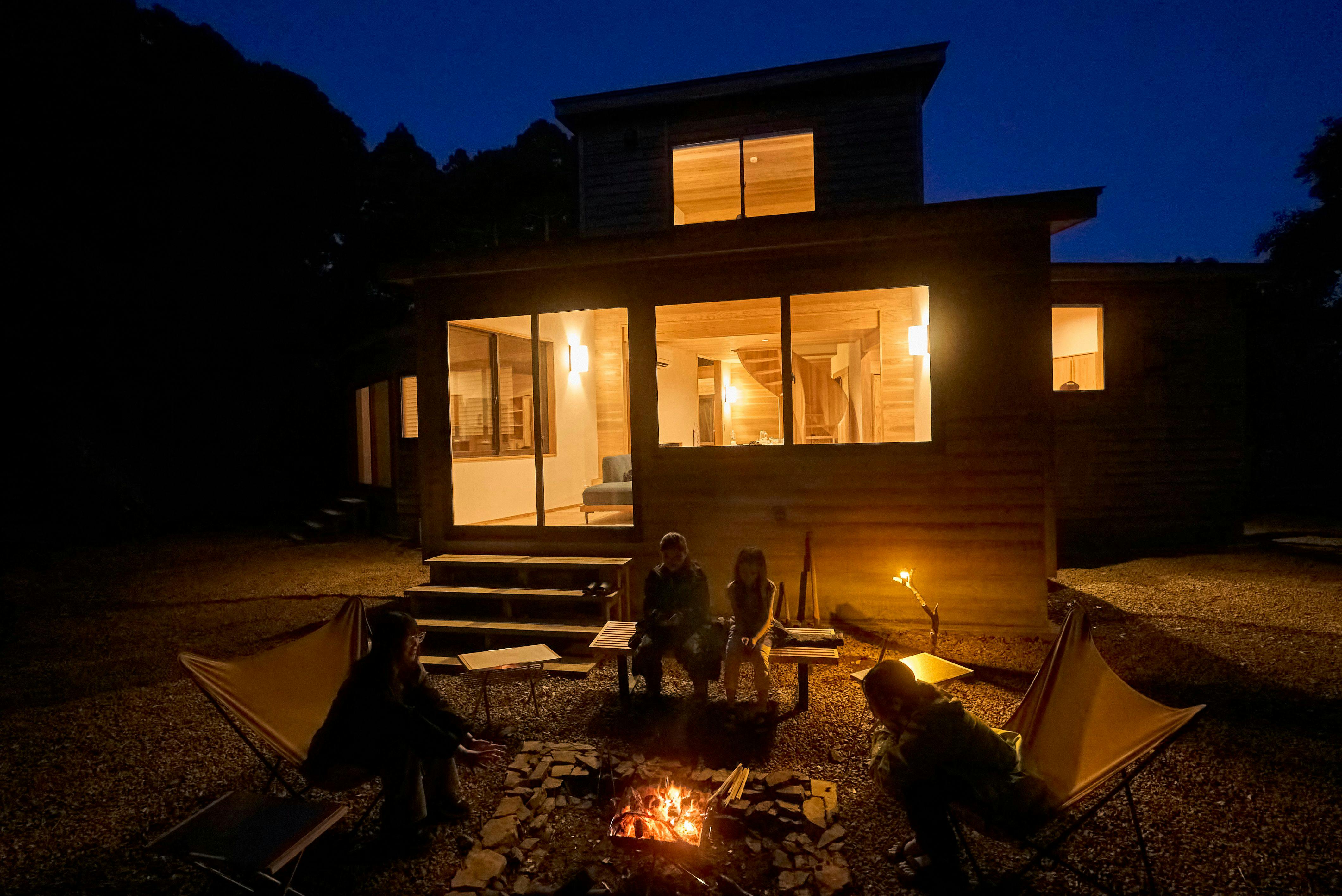 ประสบการณ์ก่อกองไฟในสวนหลังบ้านริมแม่น้ำ