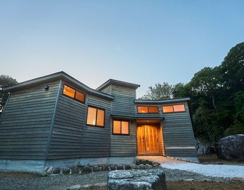 裏庭の川と巨石と一体となったヴィラ