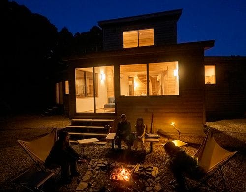 川沿い裏庭のファイヤーピットで焚き火