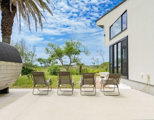 中庭 (バレルサウナ・整いスペース)