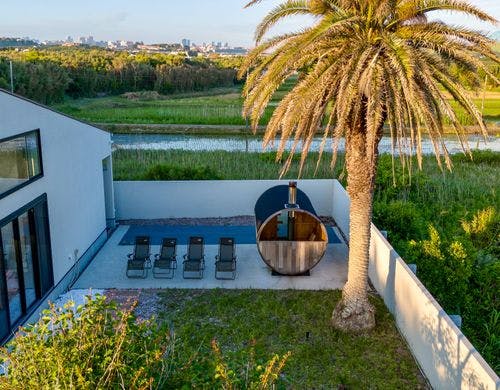 中庭 (バレルサウナ・整いスペース)