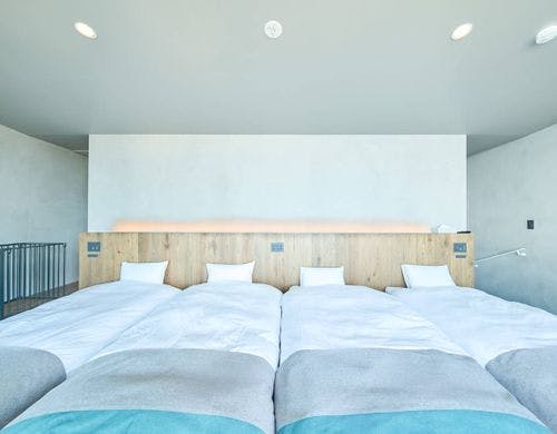 【villa2】寝室：シングルベッド4台