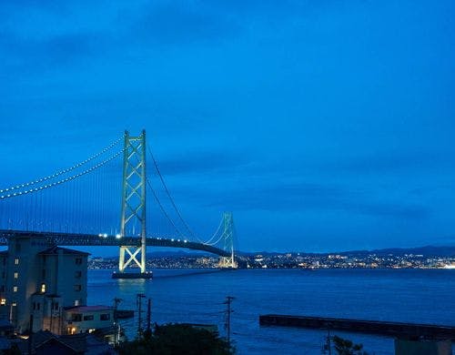 景色：明石海峡大橋と淡路島の海を一望