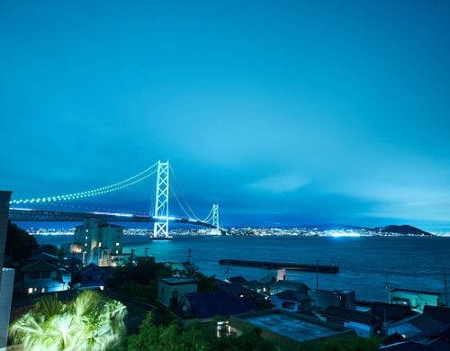 景色：明石海峡大橋と淡路島の海を一望