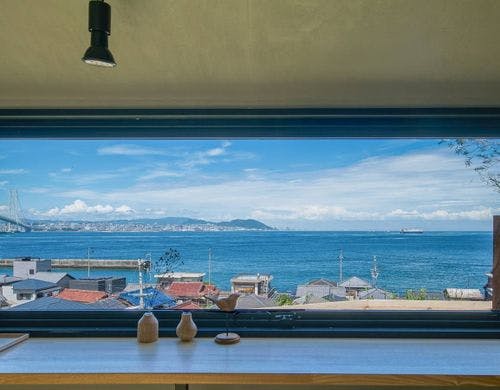 明石海峡大橋と淡路島の海を一望できます