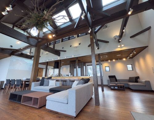 高い天井と窓で明るく広々とした空間