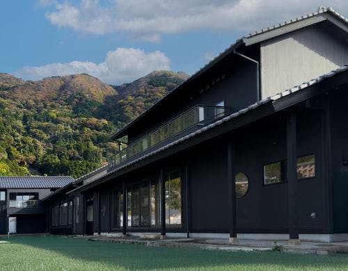 海だけではなく山々に囲まれた立地