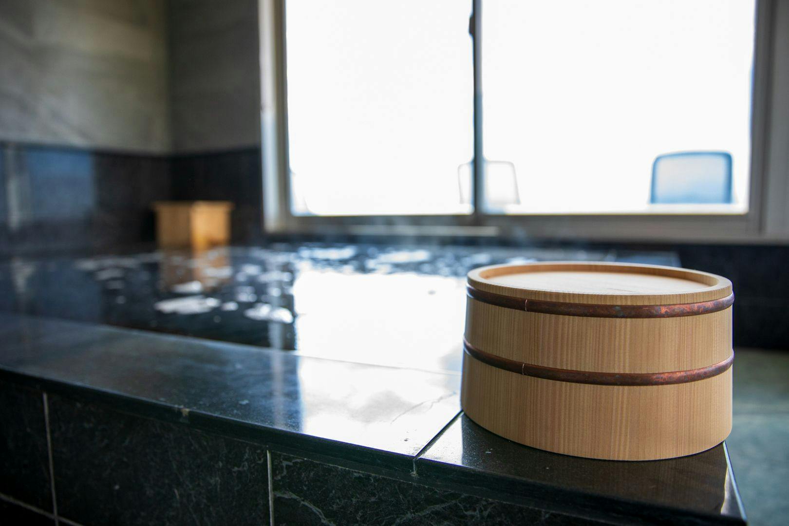 足を伸ばしてリラックスできる天然温泉です