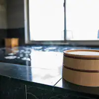 足を伸ばしてリラックスできる天然温泉です