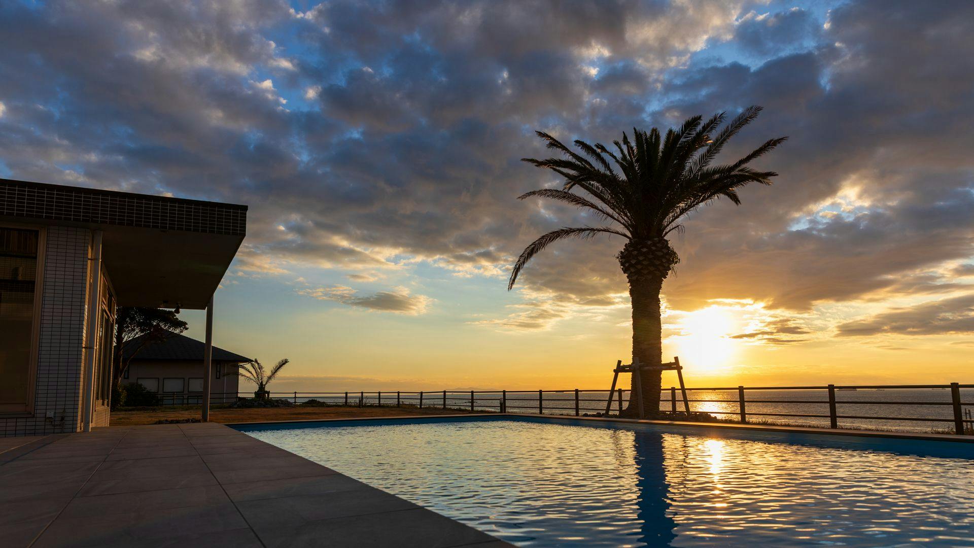 絶景を眺めながらのプールも楽しめます。