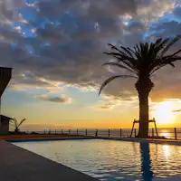 絶景を眺めながらのプールも楽しめます。