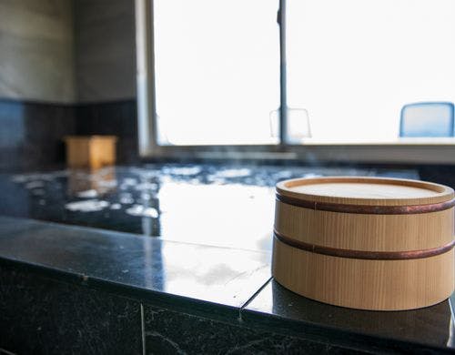 足を伸ばしてリラックスできる天然温泉です