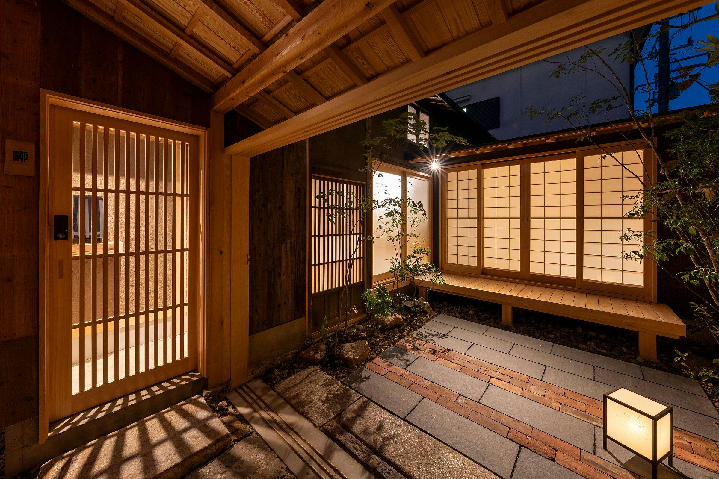 宿泊棟入口・中庭