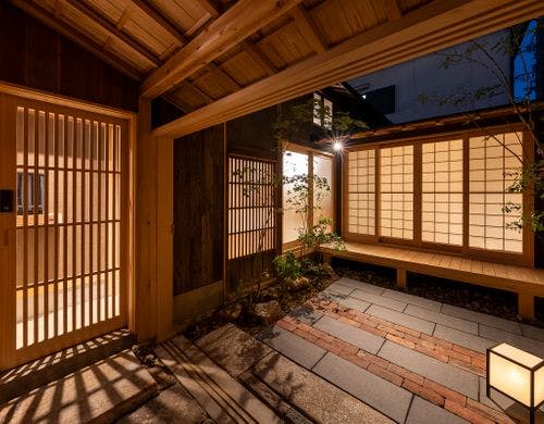 宿泊棟入口・中庭