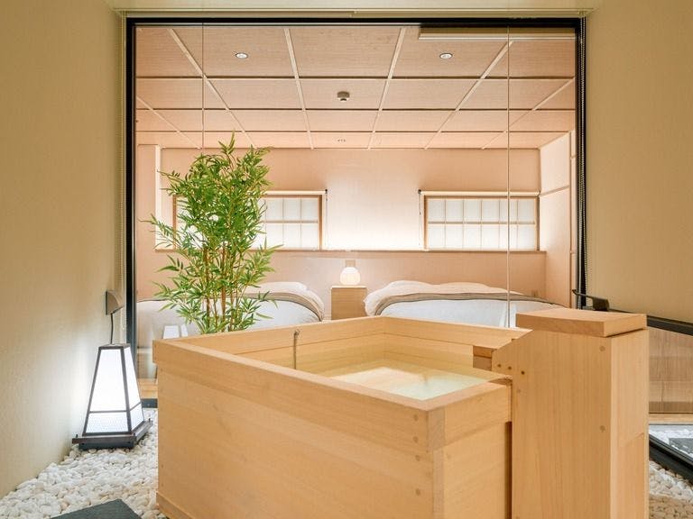 ヒノキの香りと和が堪能できるバスルーム。