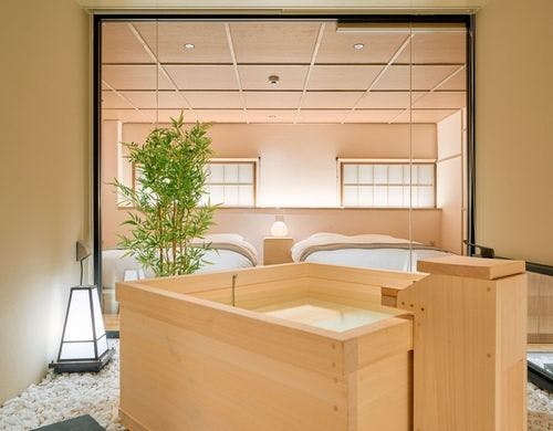 ヒノキの香りと和が堪能できるバスルーム。