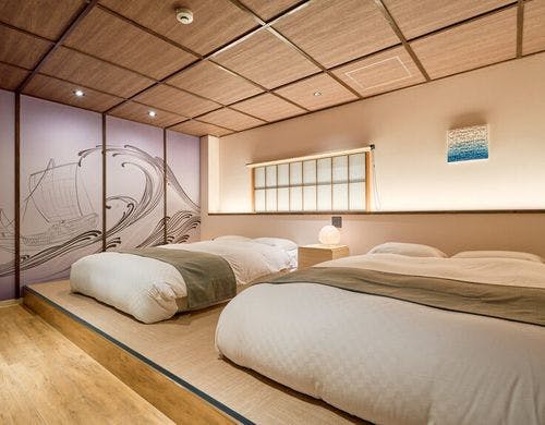 寝室①ダブルベッド2台により4名で宿泊可能