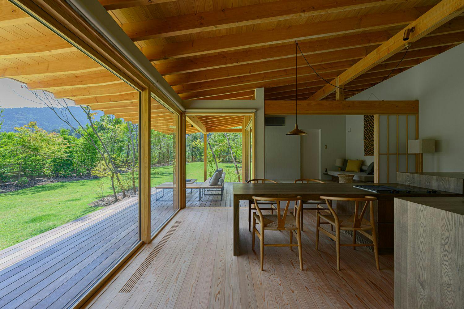 玄関から庭の奥まで抜ける眺め