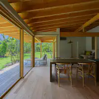 玄関から庭の奥まで抜ける眺め