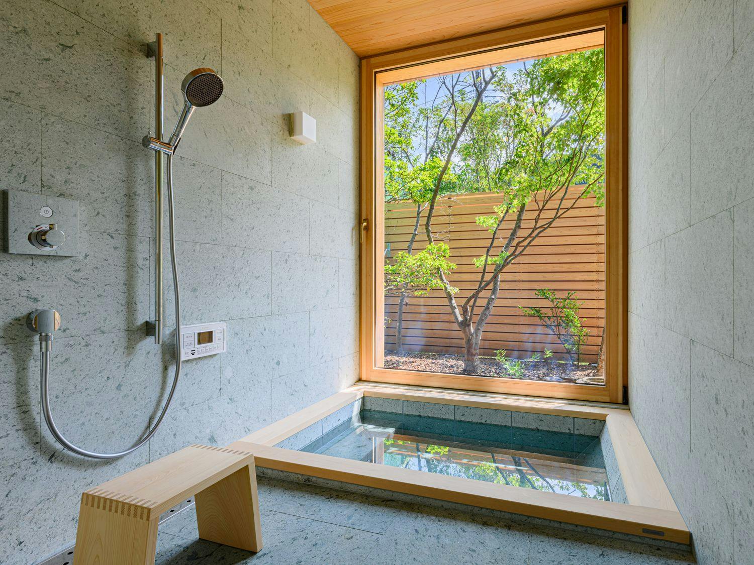大開口の窓から季節を感じる浴室
