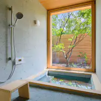 大開口の窓から季節を感じる浴室