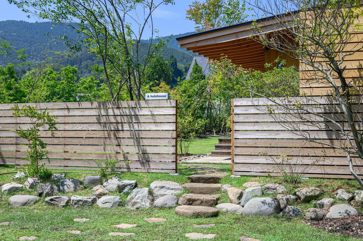 森へ続くholohouseのエントランス