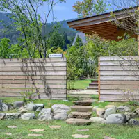 森へ続くholohouseのエントランス