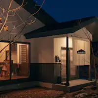 夜のエントランス付近