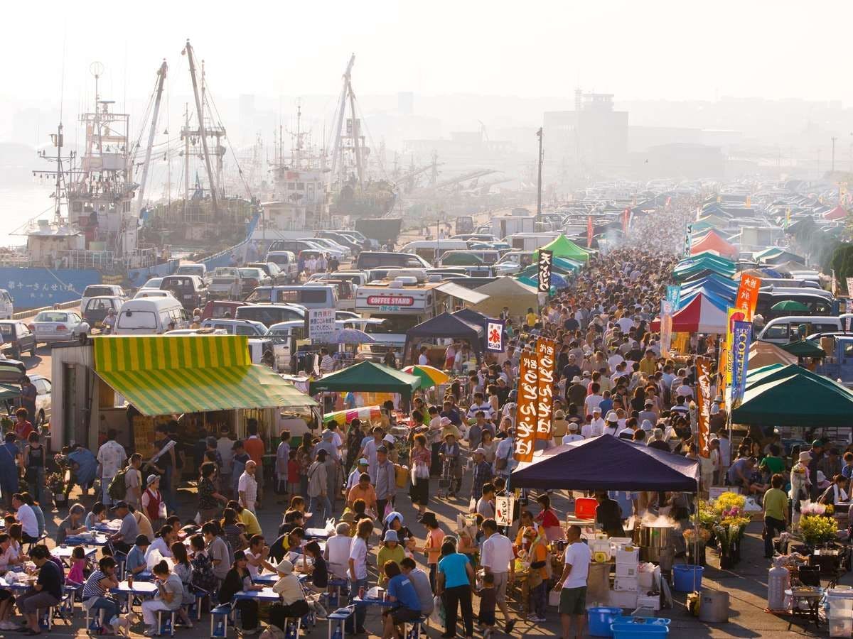 ◆舘鼻岸壁朝市 提供（一財）VISITはちのへ