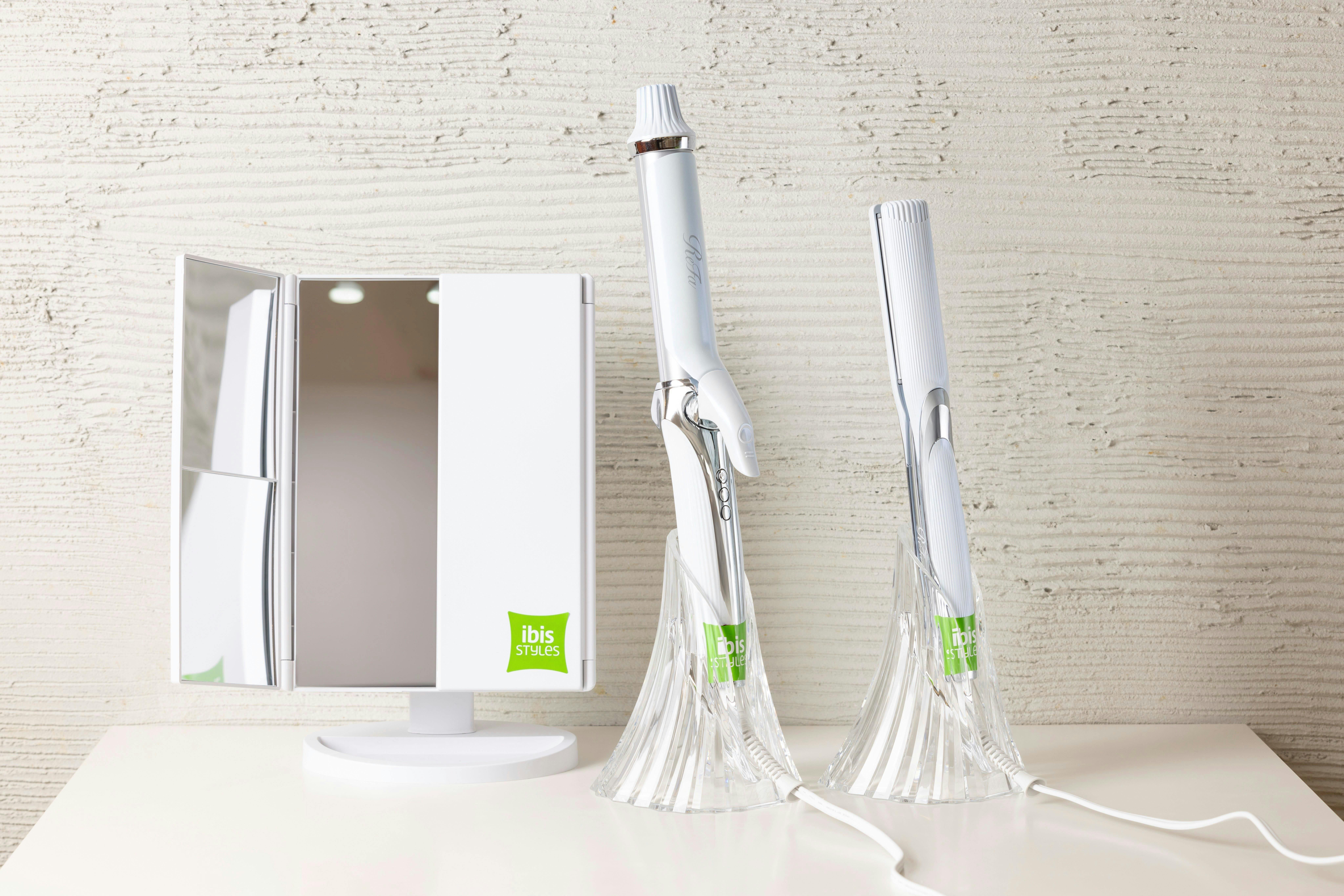 【貸出備品】ＲｅＦａアイロン、卓上三面鏡