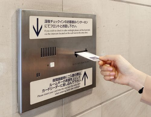 深夜のエントランスロック