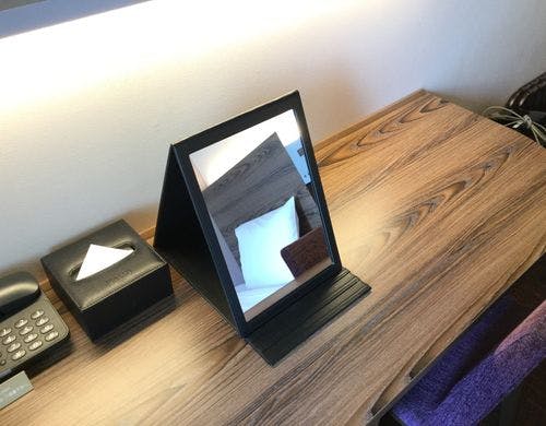 客室には折り畳み式の鏡がございます