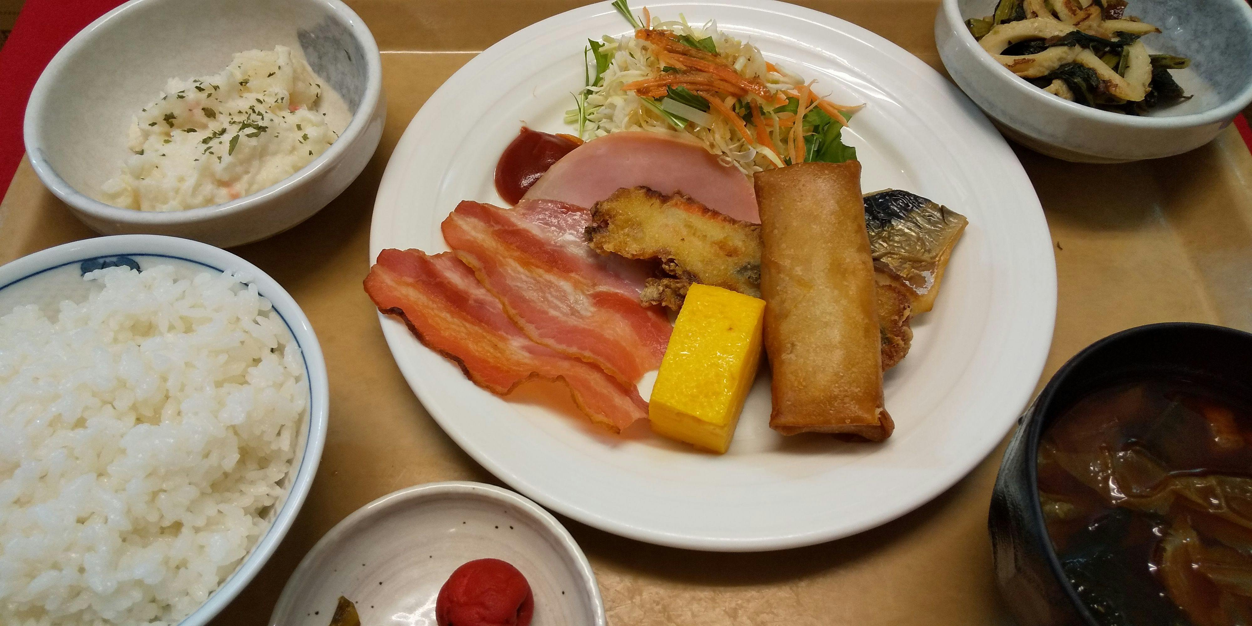 朝食はお膳で提供の場合もございます。